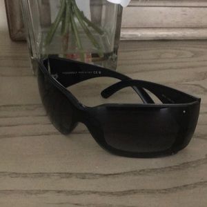 Chanel sunglasses black new never worn 100% authen